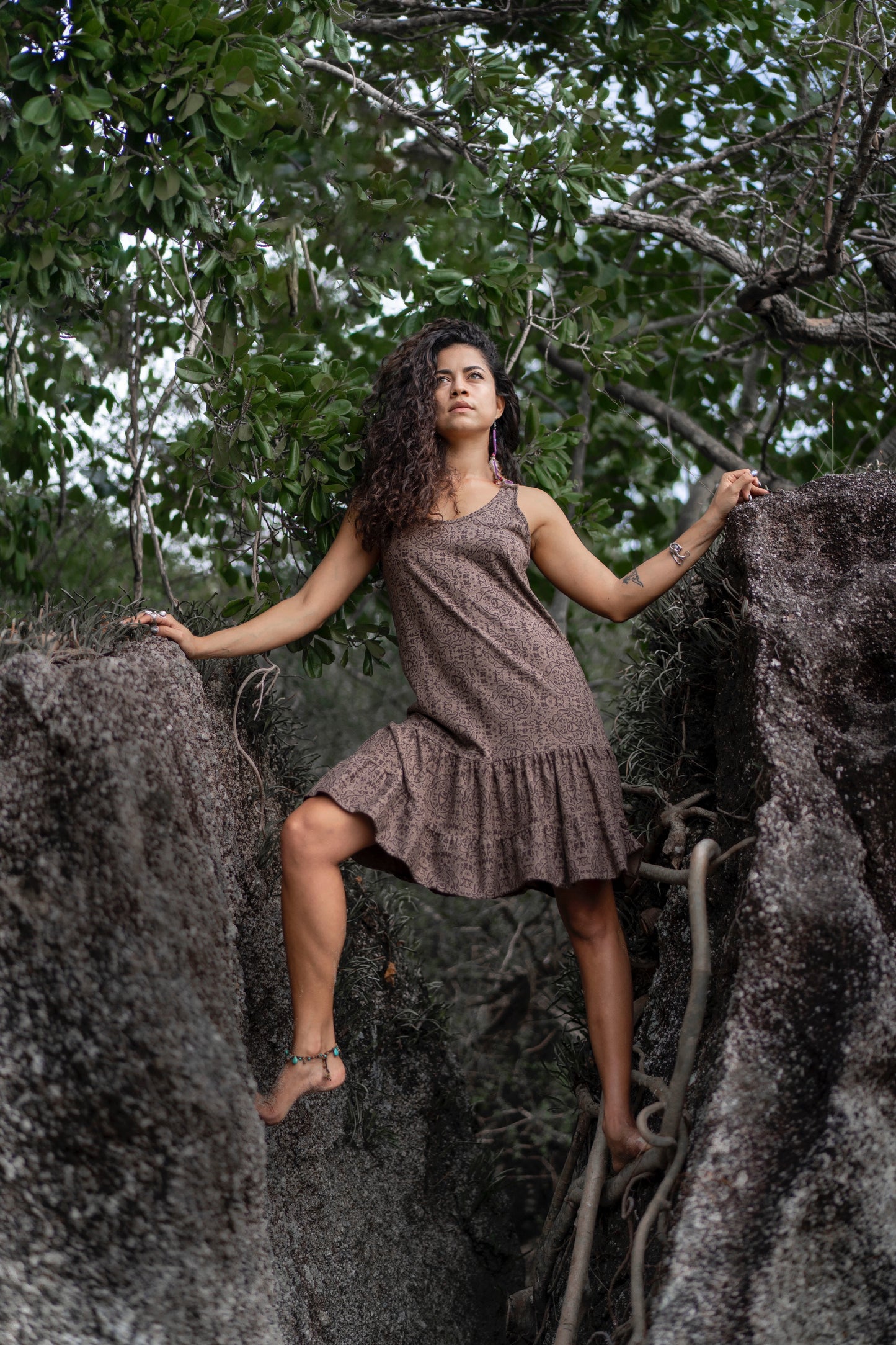 Sleeveless dress with ruffles, brown pattern