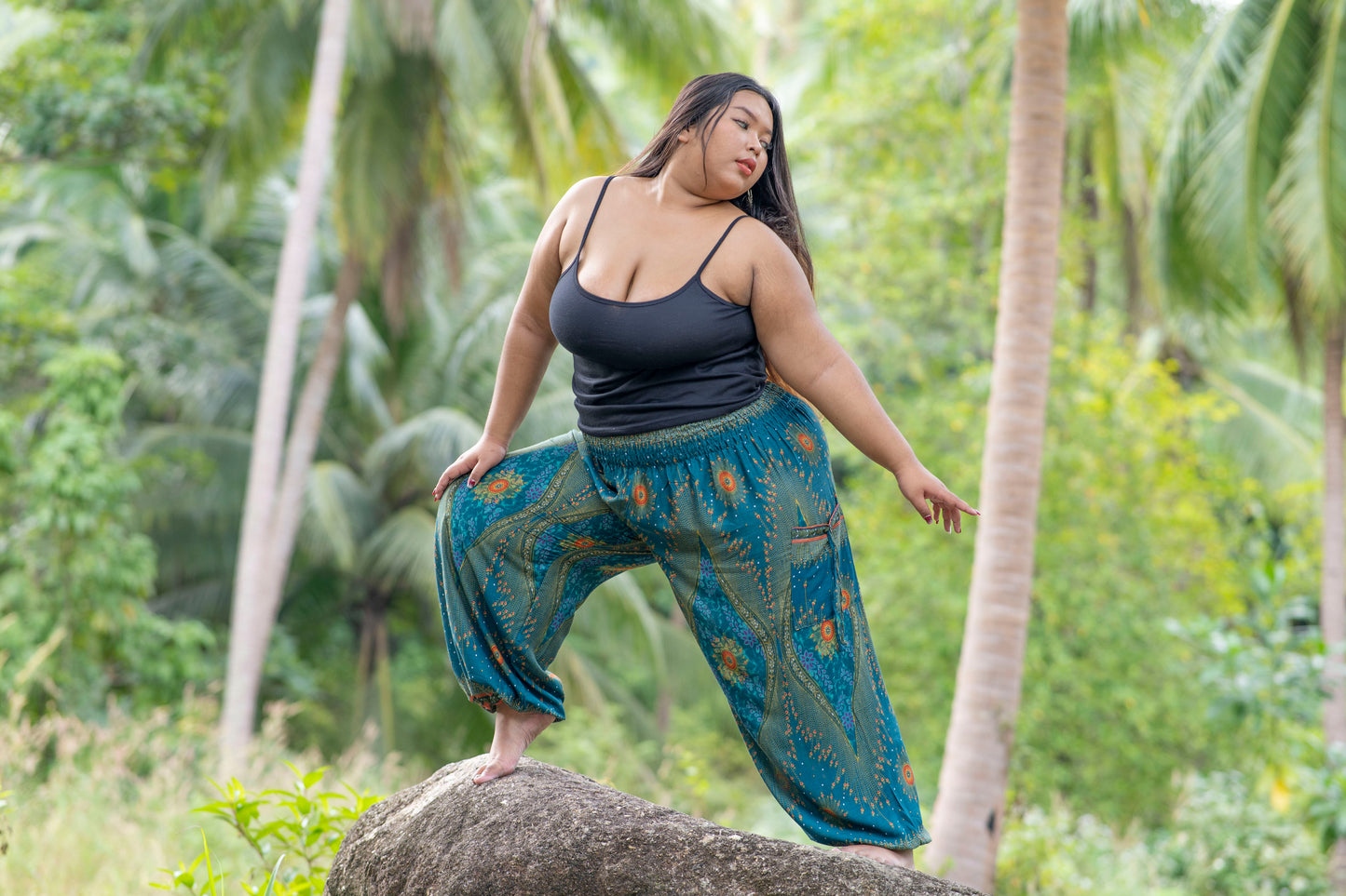 PLUS SIZE luftige Pluderhose mit Pfauenmuster in türkis