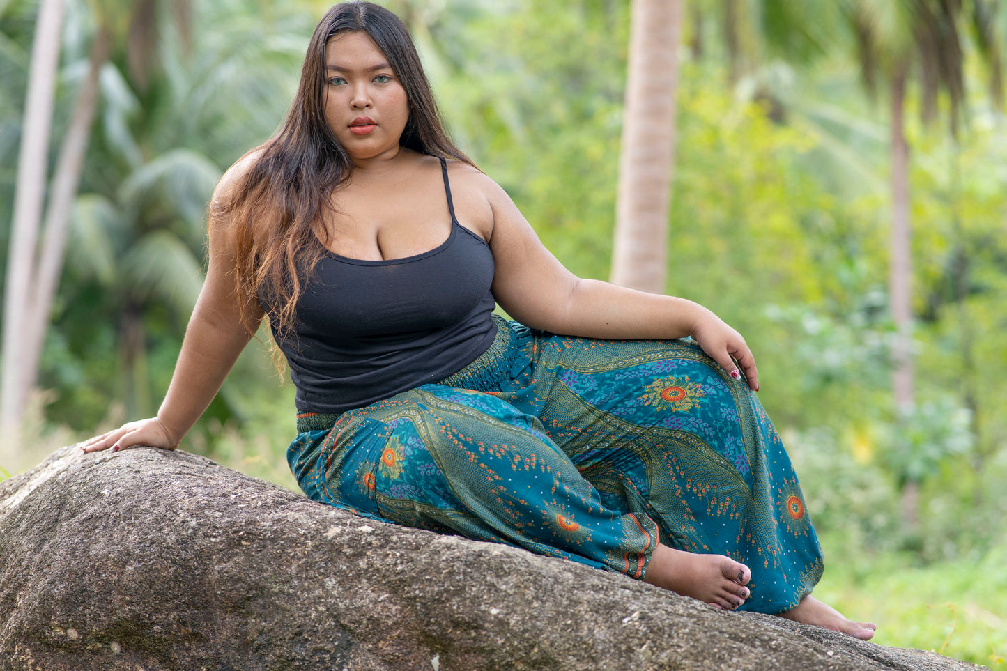 PLUS SIZE luftige Pluderhose mit Pfauenmuster in türkis