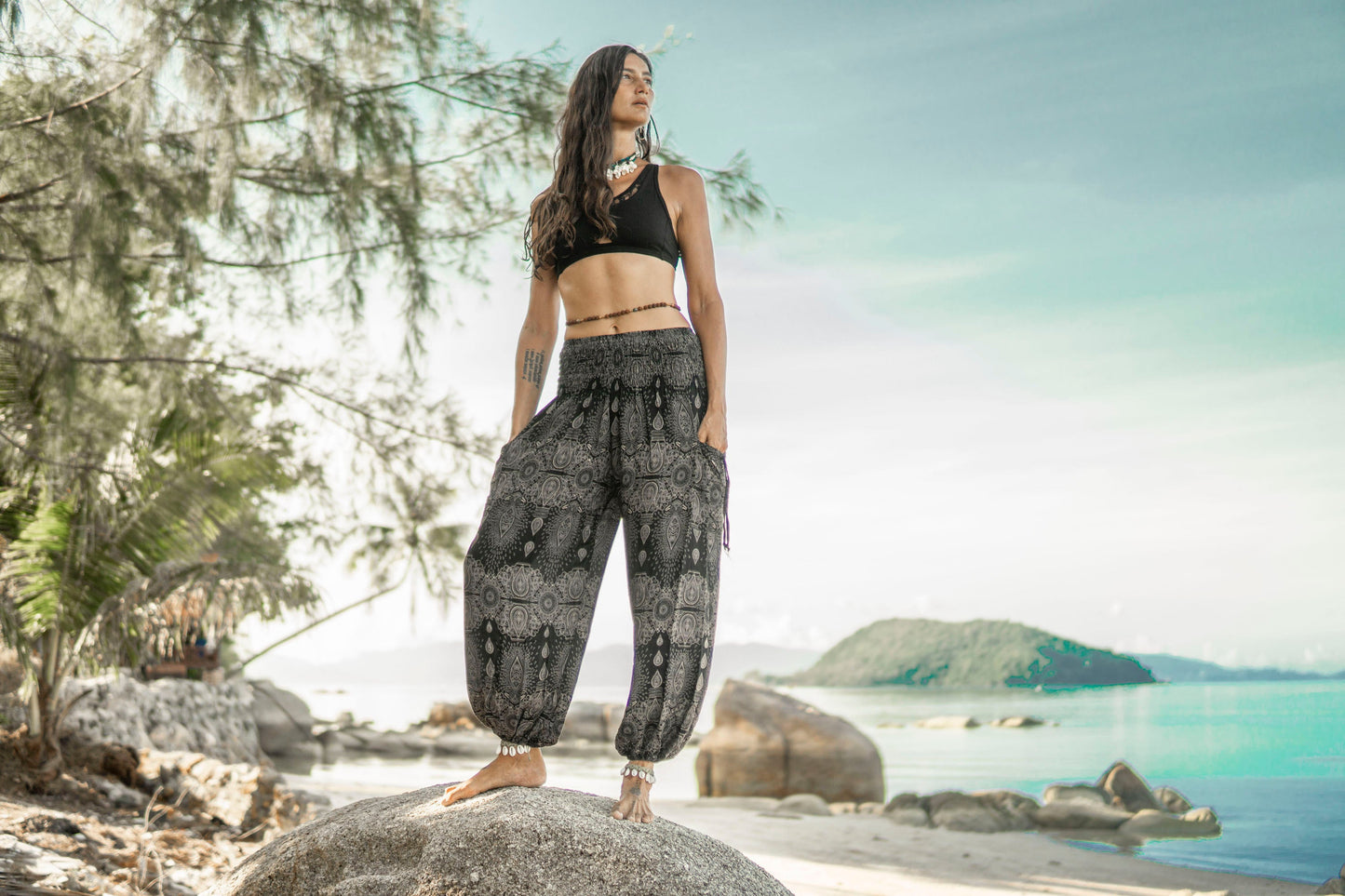 luftige Pluderhose mit filigranem Muster in schwarz