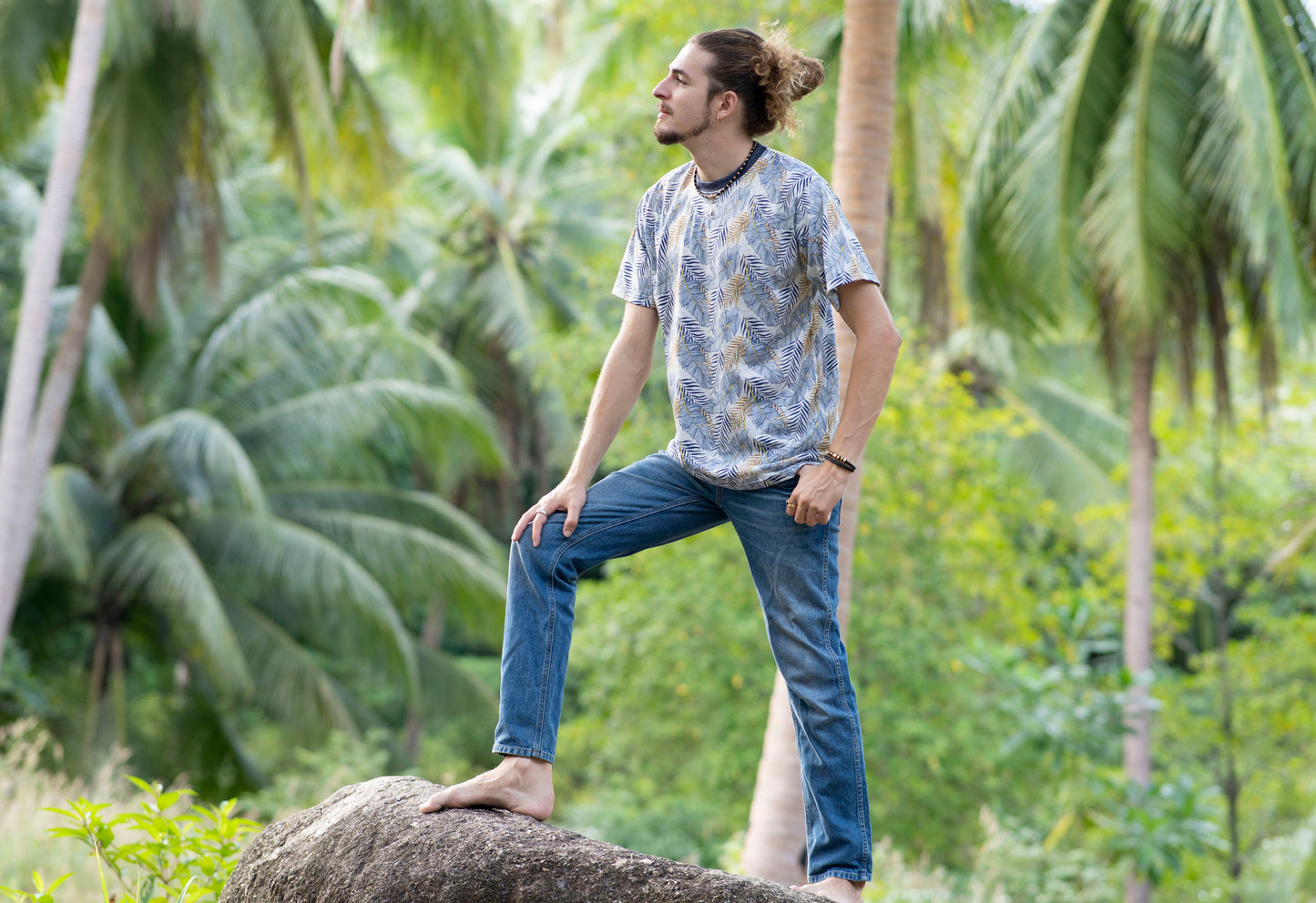 Patterned T-shirt for men in gray blue beige with palm tree print