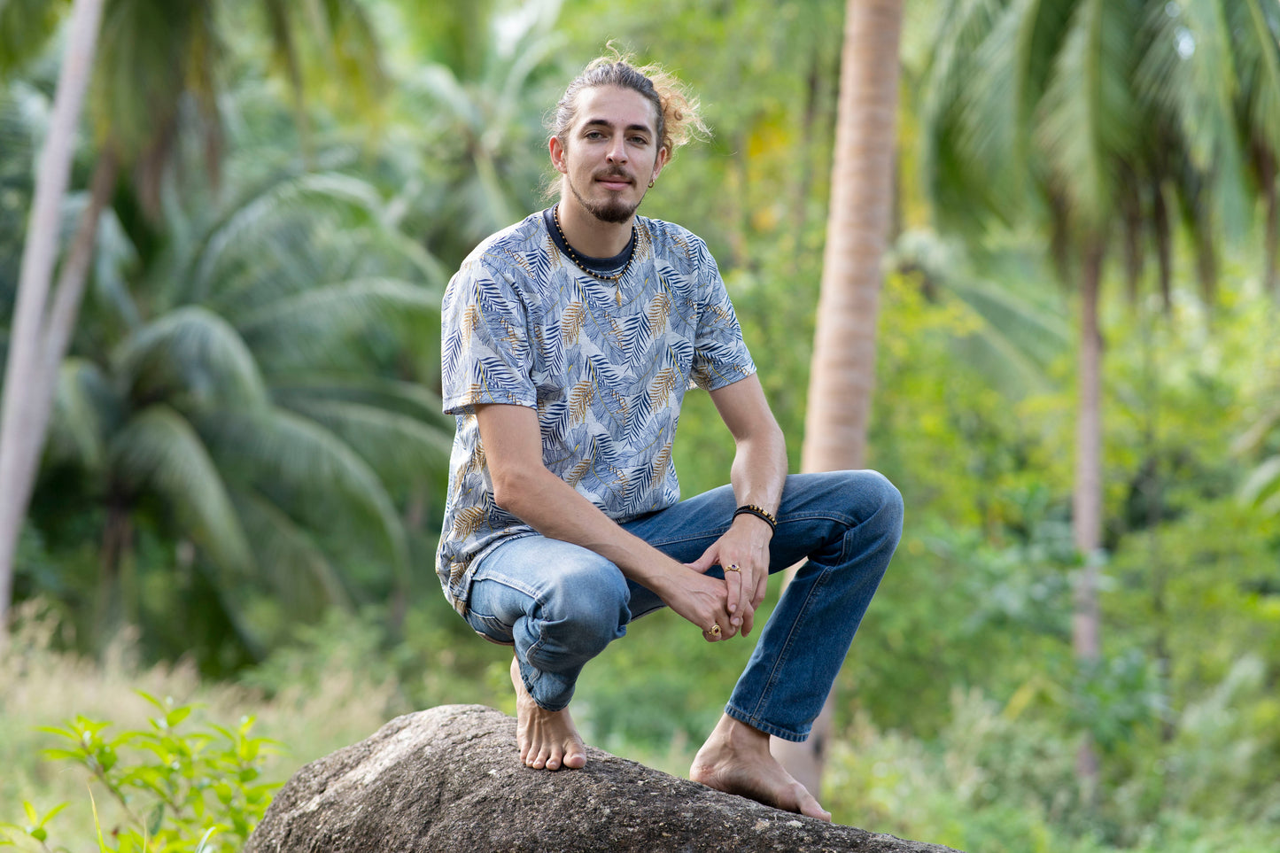 Patterned T-shirt for men in gray blue beige with palm tree print
