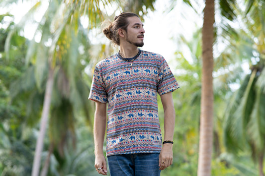 gemustertes T-Shirt für Männer in beige blau rot mit Elefanten