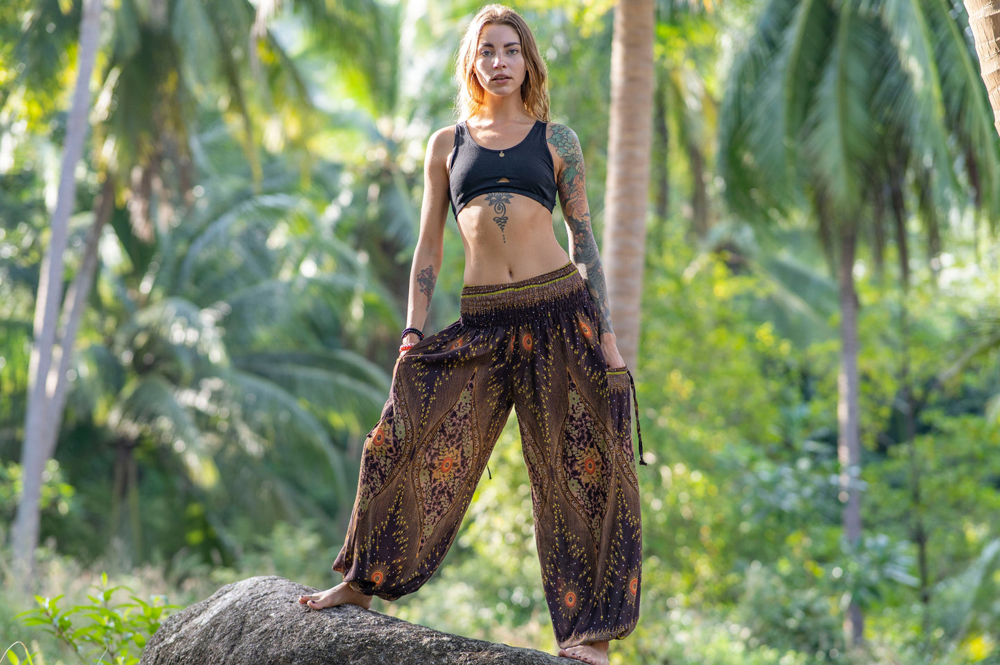 Airy harem pants with a peacock pattern in brown