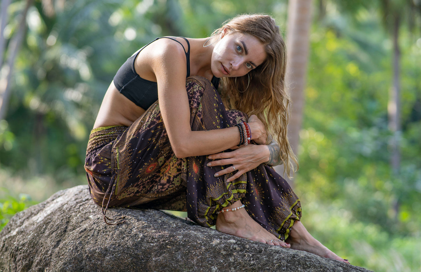 Airy harem pants with a peacock pattern in brown