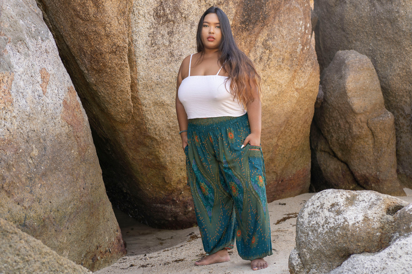 PLUS SIZE luftige Pluderhose mit Pfauenmuster in türkis