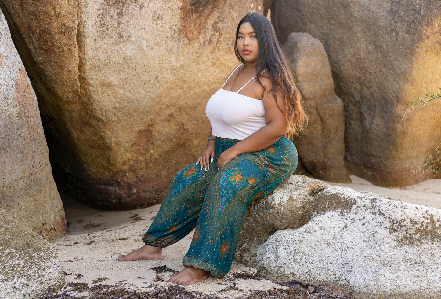 PLUS SIZE luftige Pluderhose mit Pfauenmuster in türkis