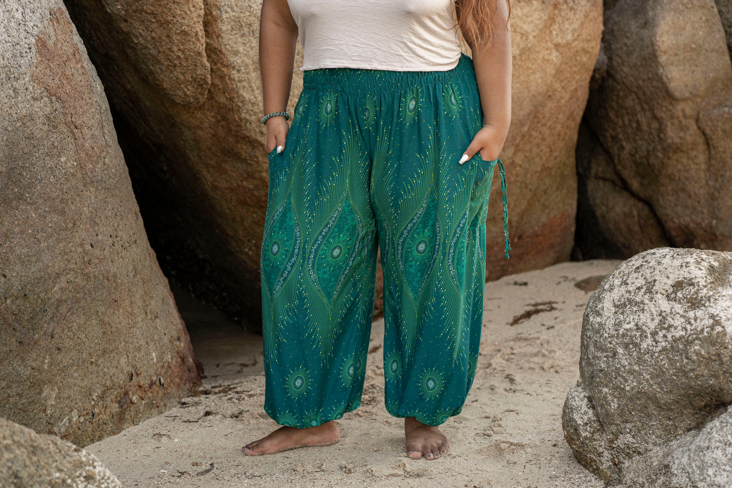 PLUS SIZE luftige Pluderhose mit Pfauenmuster in türkis