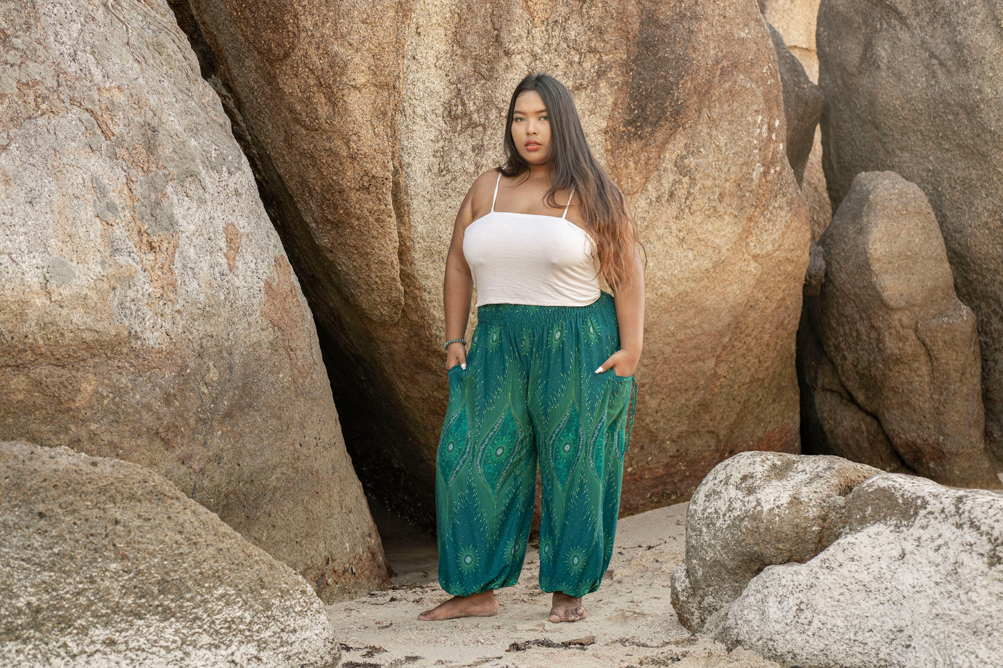 PLUS SIZE luftige Pluderhose mit Pfauenmuster in türkis