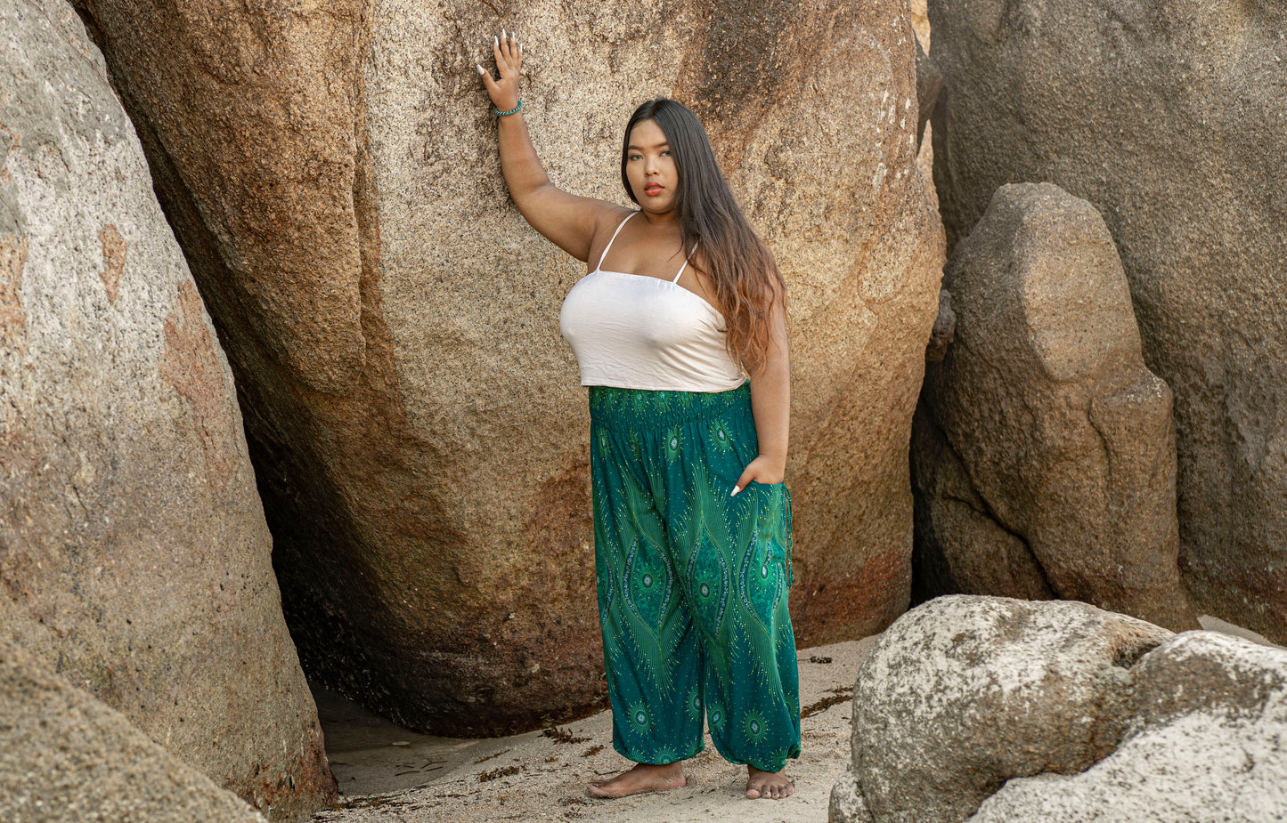 PLUS SIZE luftige Pluderhose mit Pfauenmuster in türkis