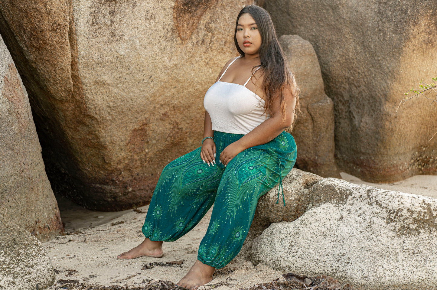 PLUS SIZE luftige Pluderhose mit Pfauenmuster in türkis