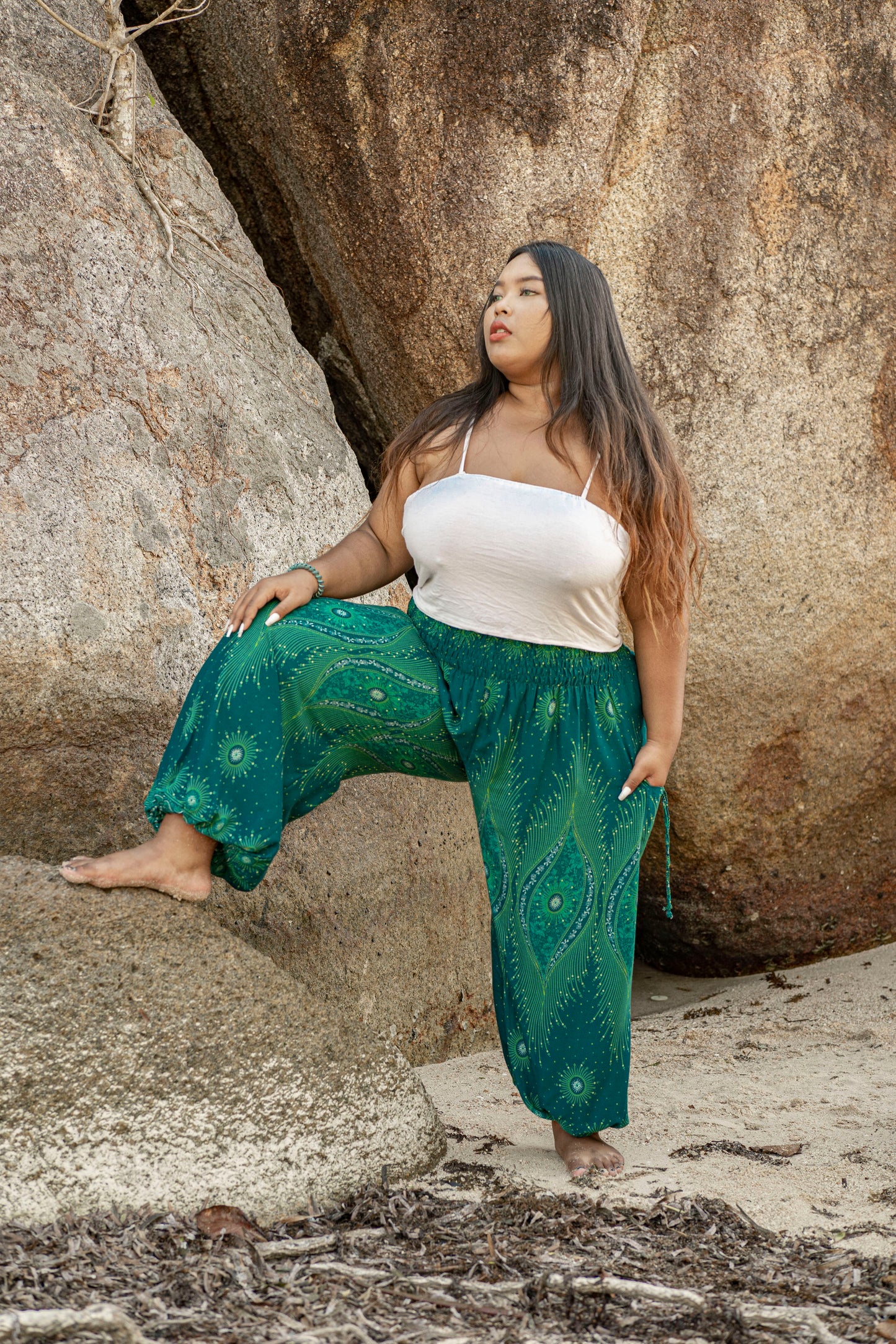 PLUS SIZE luftige Pluderhose mit Pfauenmuster in türkis