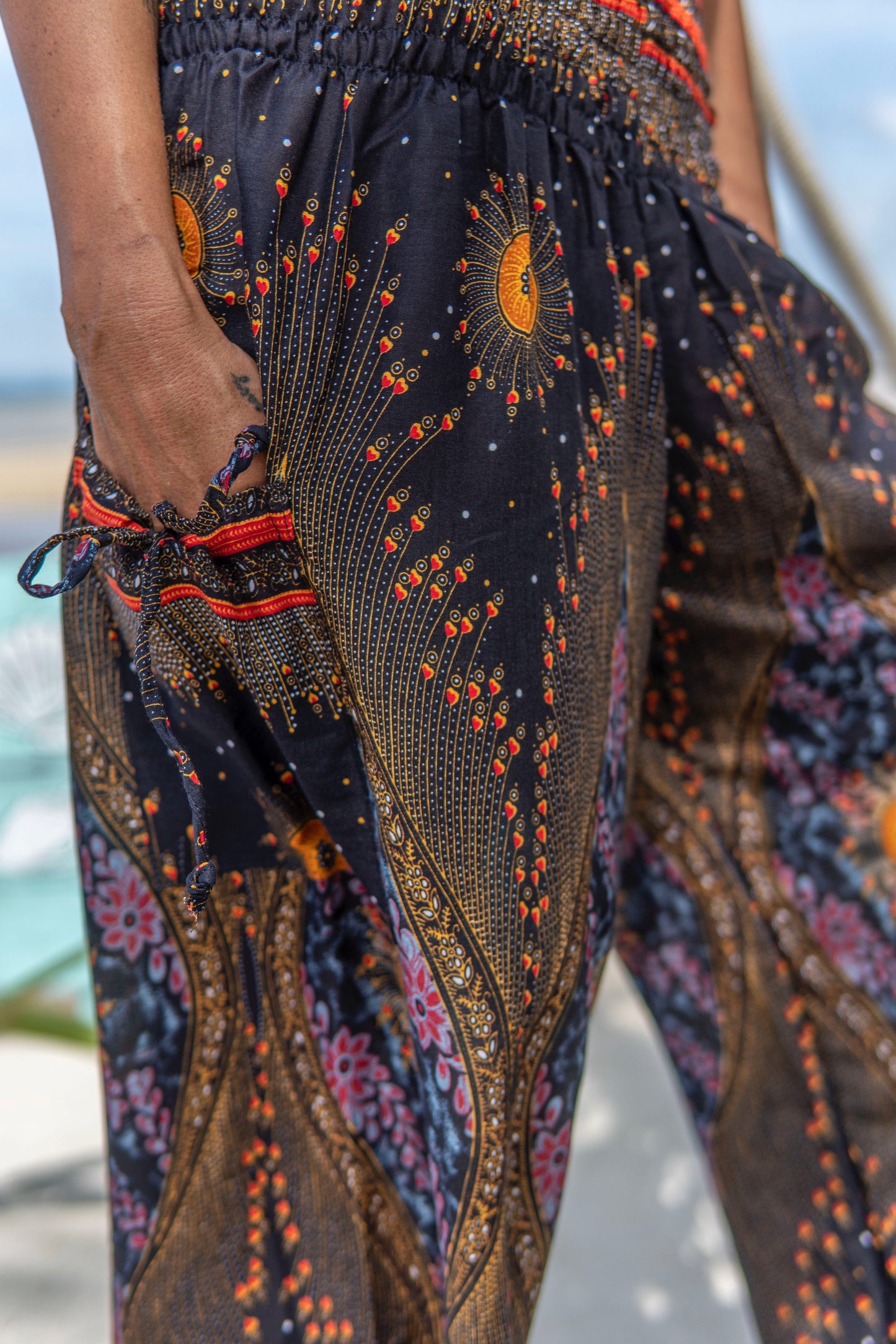 bunt gemusterte Pluderhose mit Taschen in schwarz
