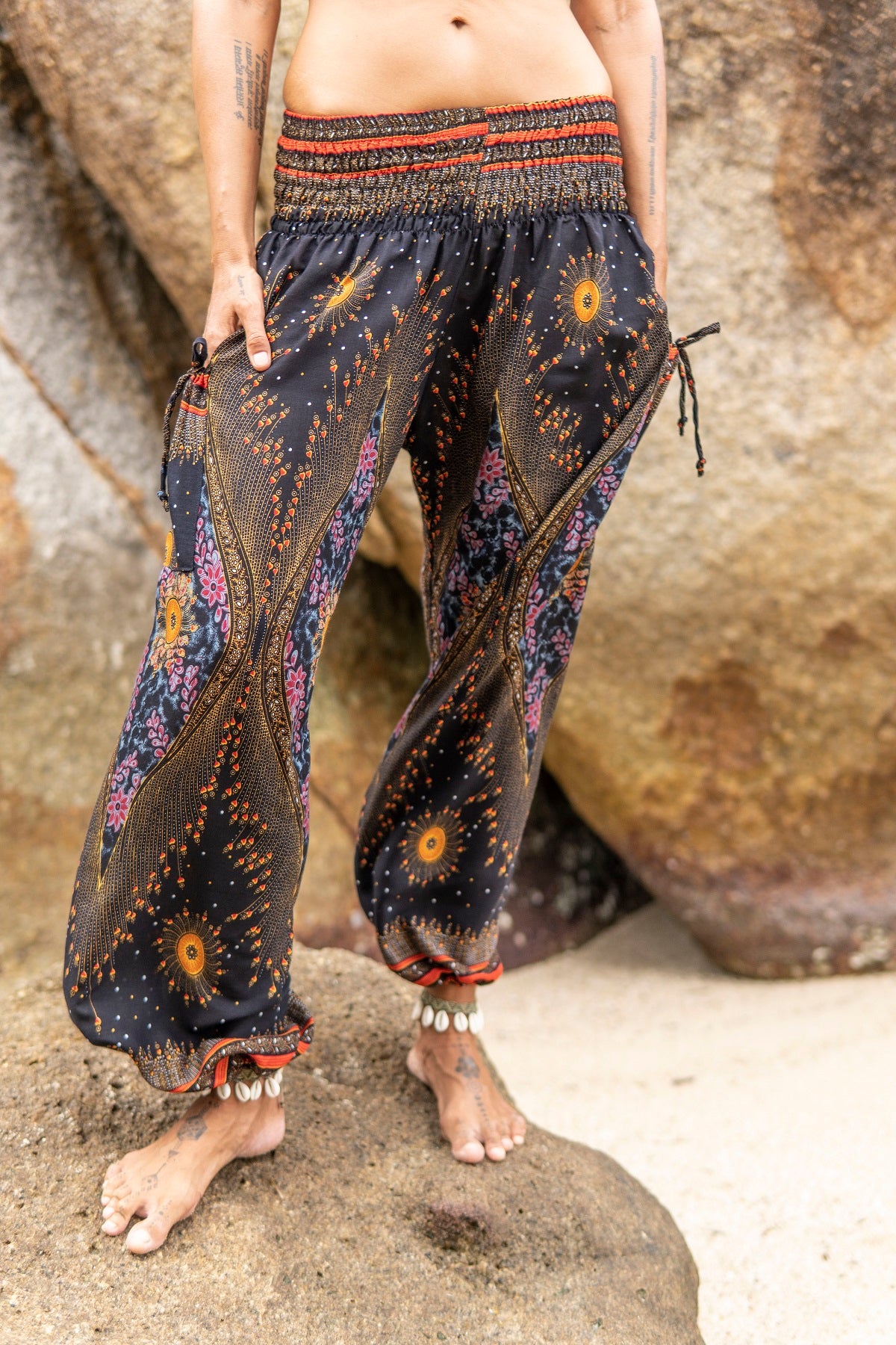 bunt gemusterte Pluderhose mit Taschen in dunkelblau
