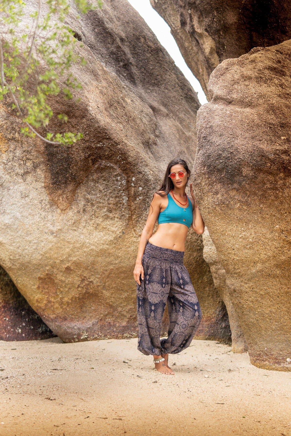 luftige Pluderhose mit filigranem Muster in dunkelblau
