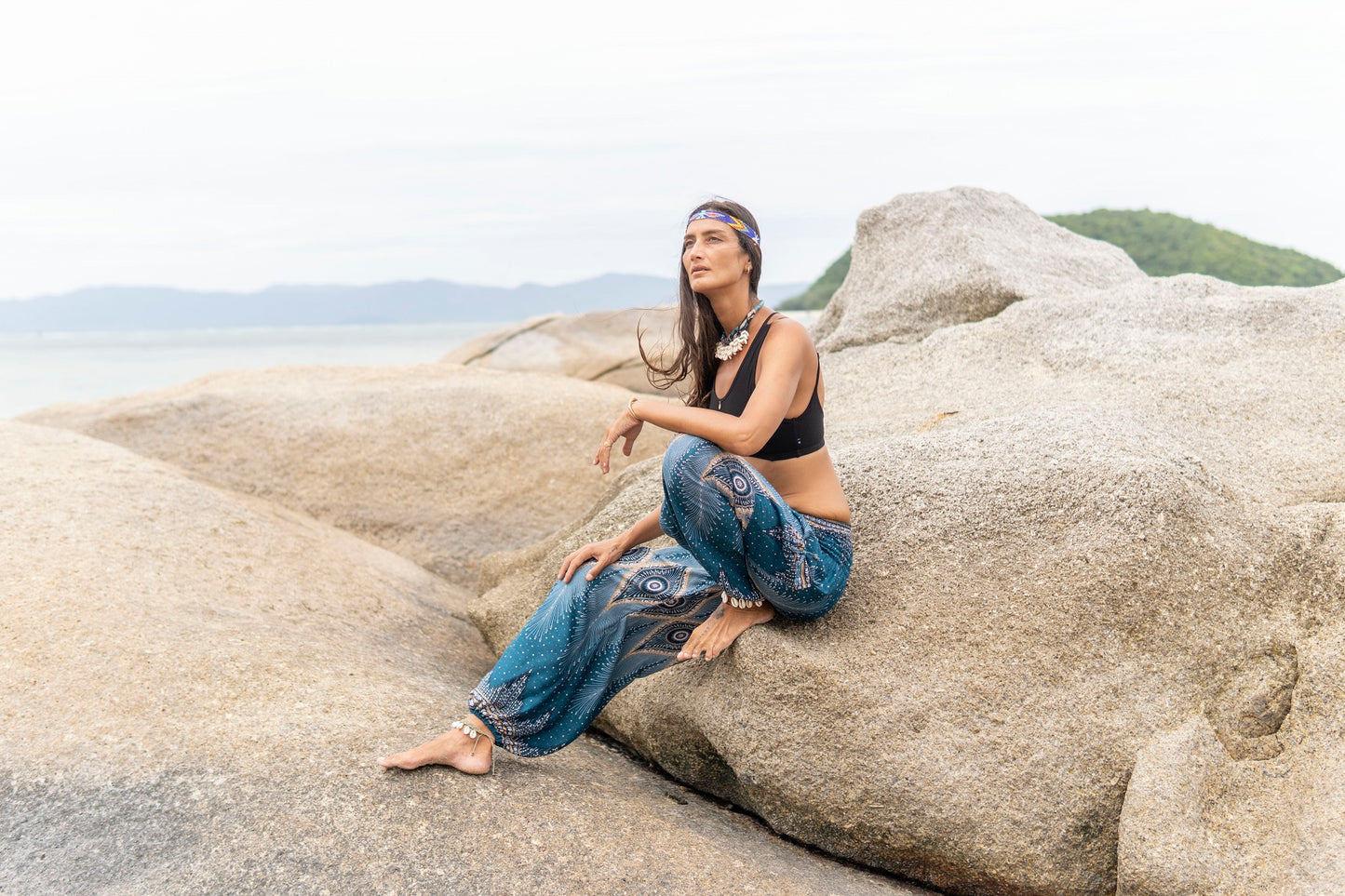Airy harem pants with a peacock pattern in turquoise