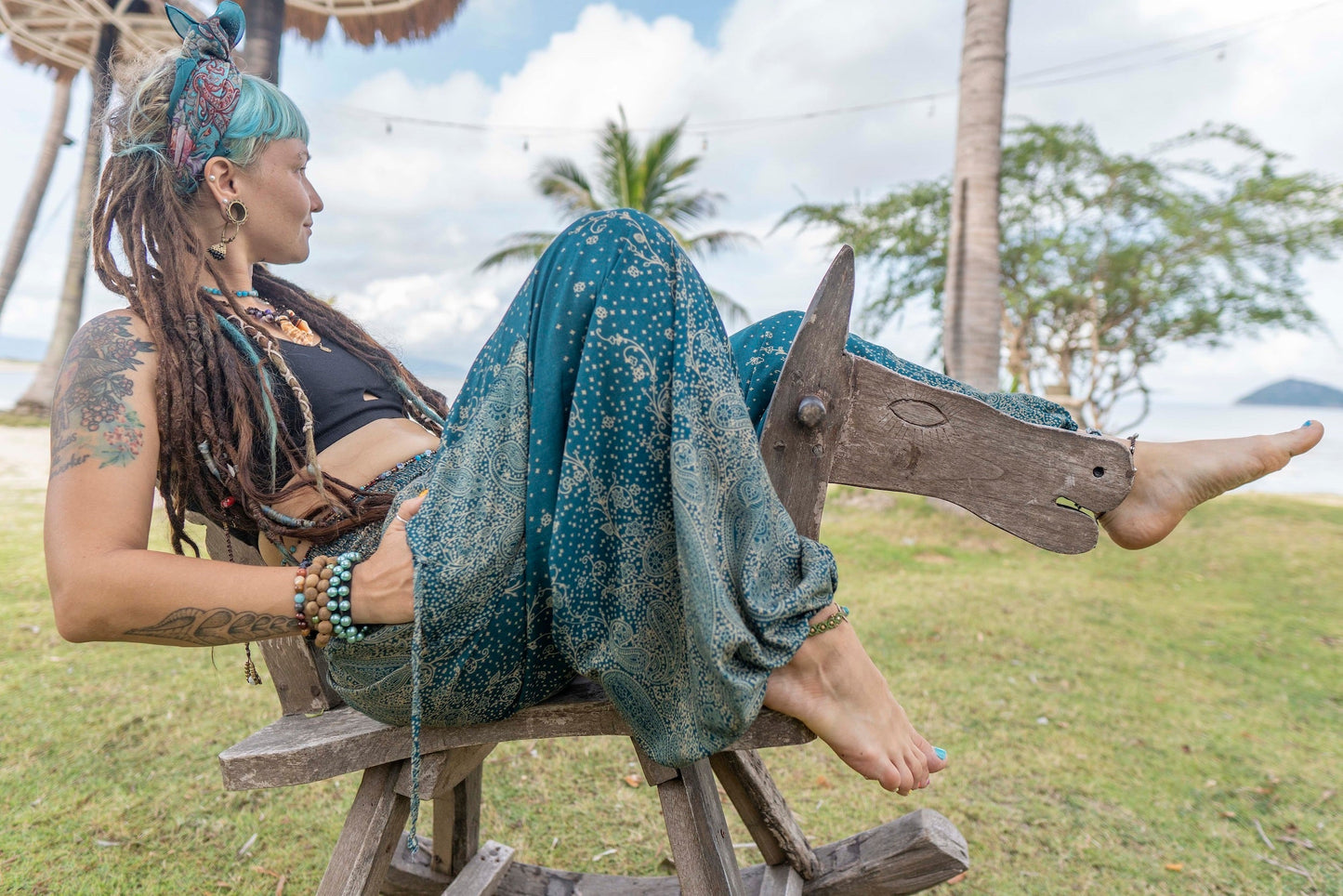Airy harem pants with a floral pattern in turquoise with pockets