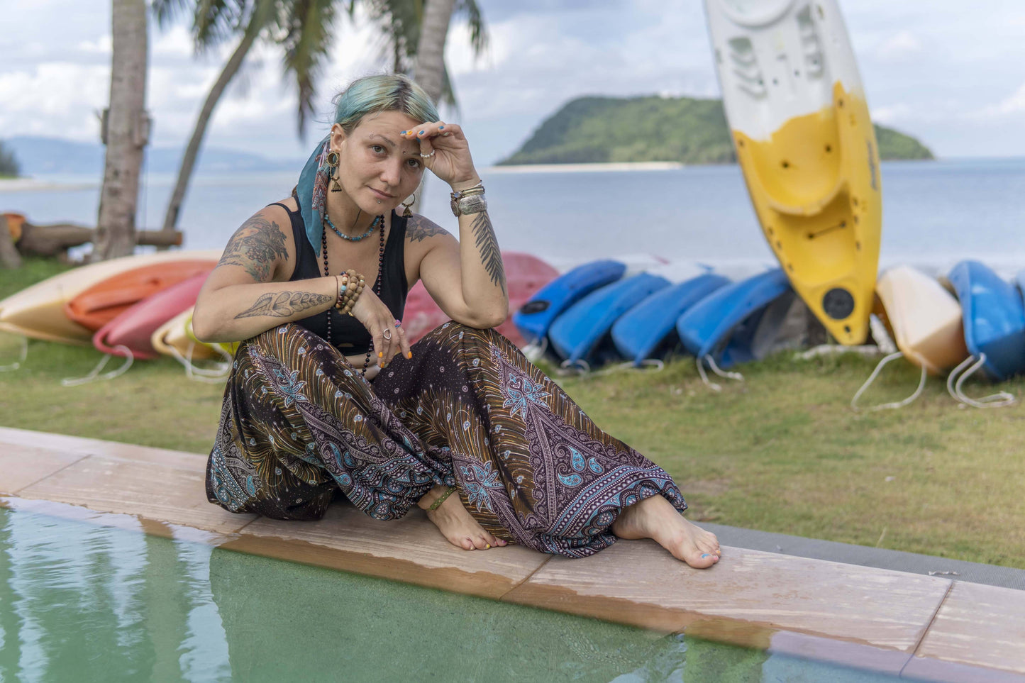 luftige Pluderhose mit Pfauenmuster in braun