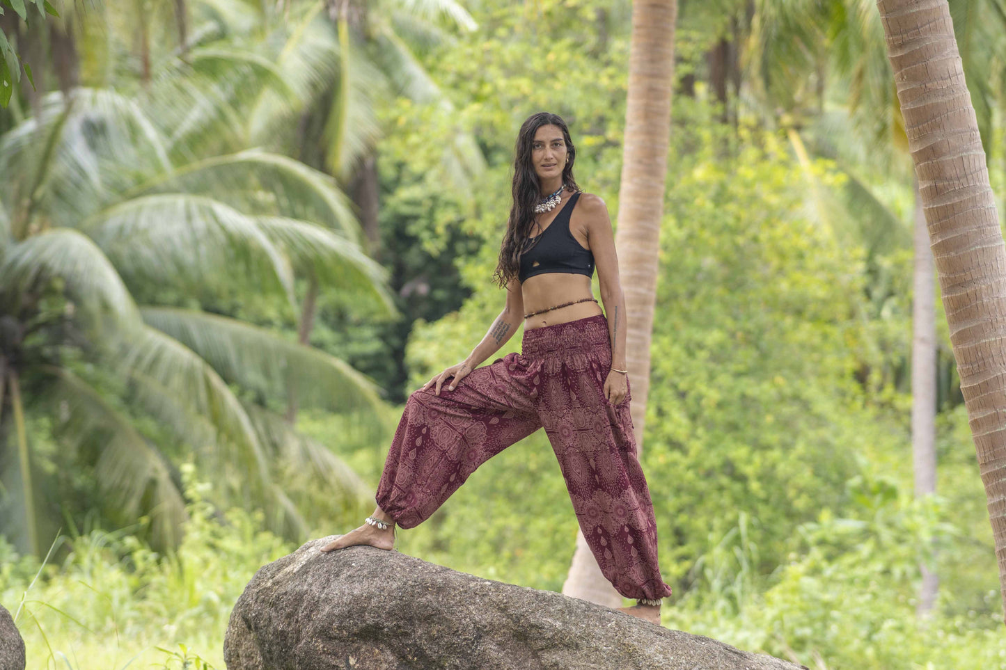 luftige Pluderhose mit filigranem Muster in rot