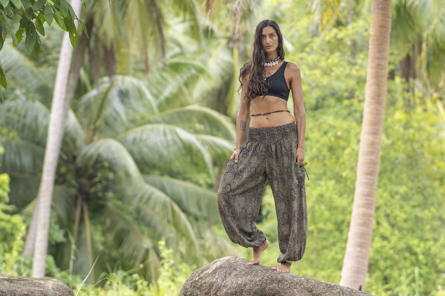 Airy harem pants with a delicate paisley pattern in black/beige