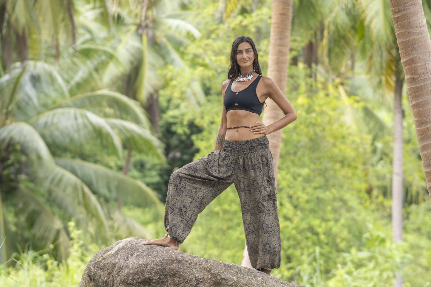 Airy harem pants with a delicate paisley pattern in black/beige