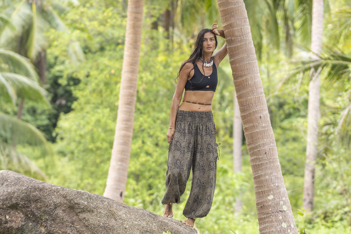 Airy harem pants with a delicate paisley pattern in black/beige