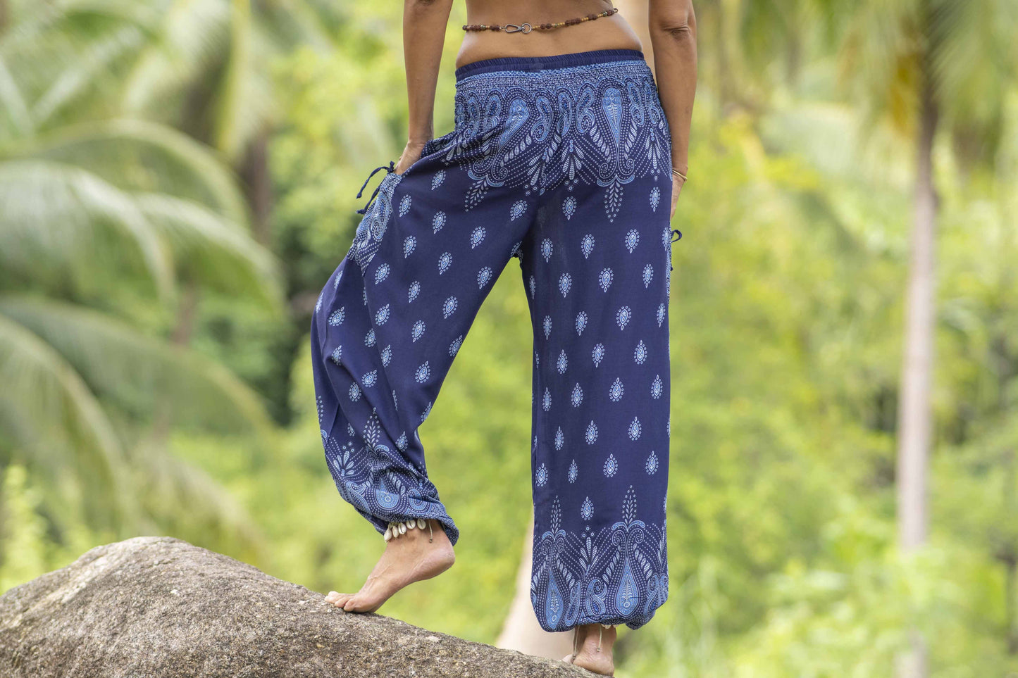 Airy patterned harem pants in blue with pockets