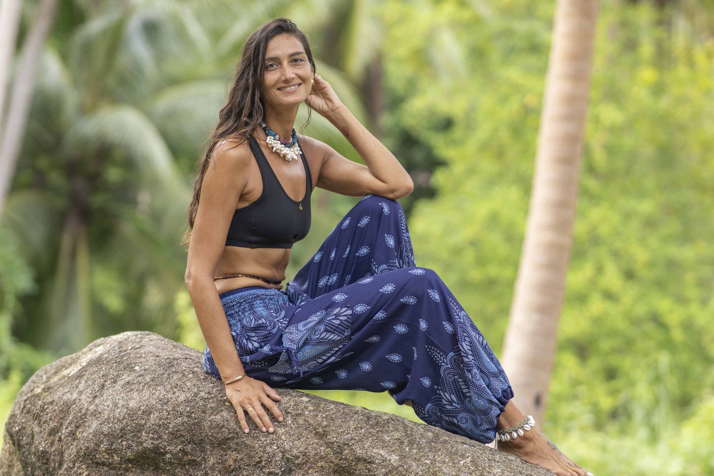 Airy patterned harem pants in blue with pockets