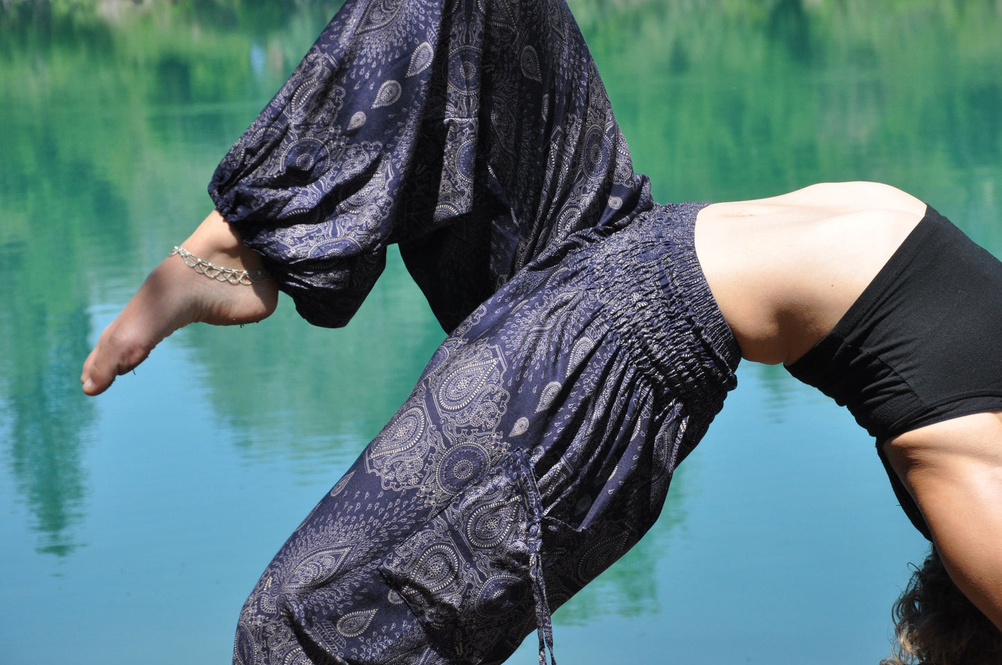 luftige Pluderhose mit filigranem Muster in dunkelblau