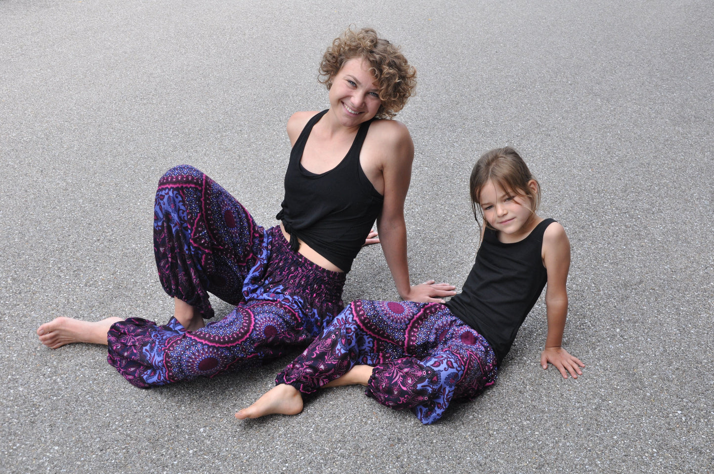Harem pants with mandala pattern in pink purple