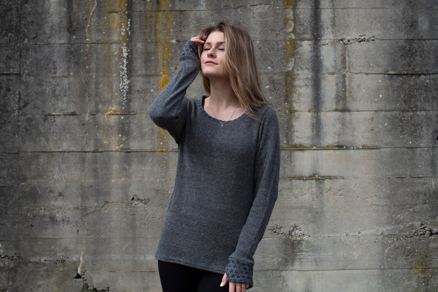 Strickpullover mit gemusterten Ärmelbündchen und Daumenlöchern, grau