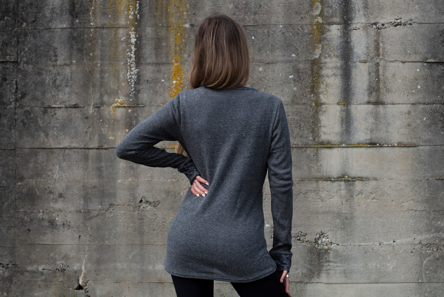 Strickpullover mit gemusterten Ärmelbündchen und Daumenlöchern, grau