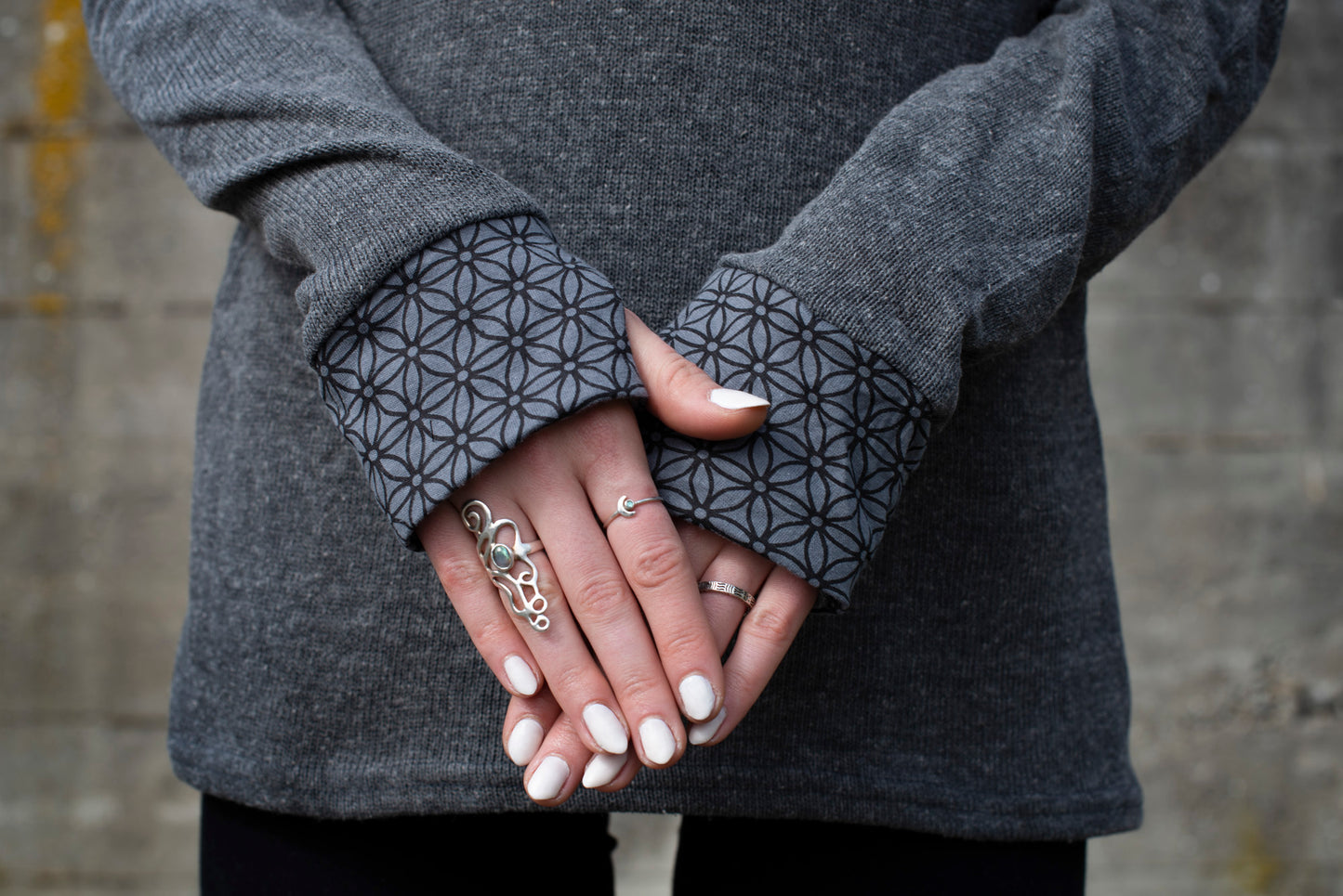 Strickpullover mit gemusterten Ärmelbündchen und Daumenlöchern, grau