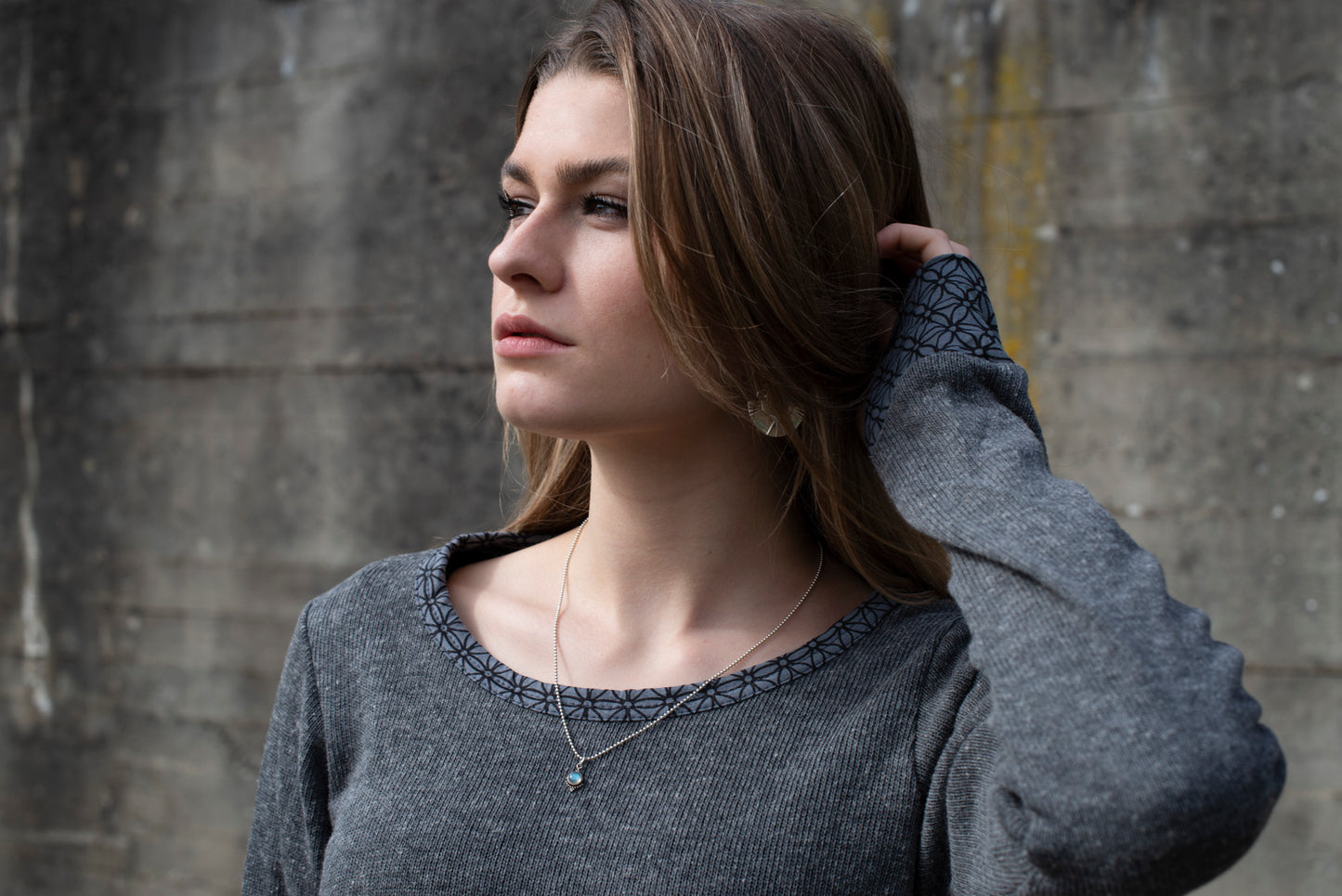 Strickpullover mit gemusterten Ärmelbündchen und Daumenlöchern, grau
