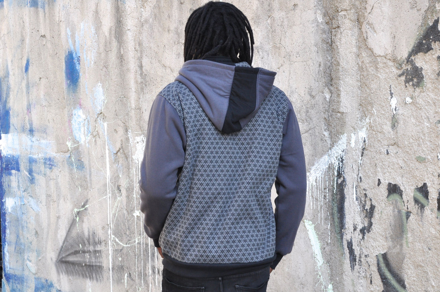 Men's hoodie in grey/black with thumbholes
