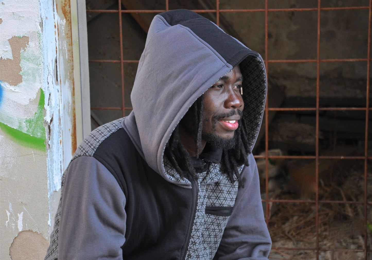 Men's hoodie in grey/black with thumbholes