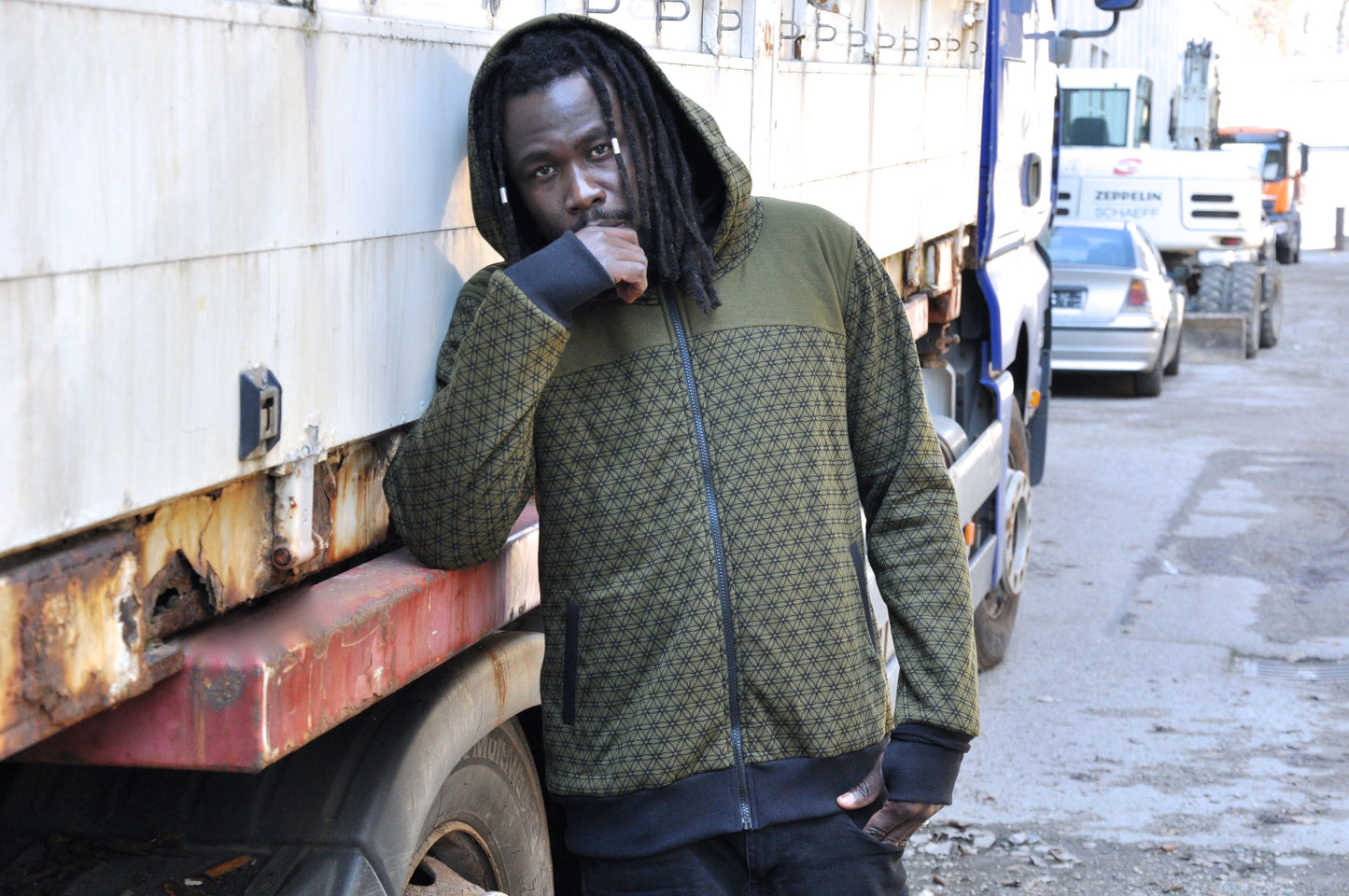 Men's hoodie in olive green with thumbholes