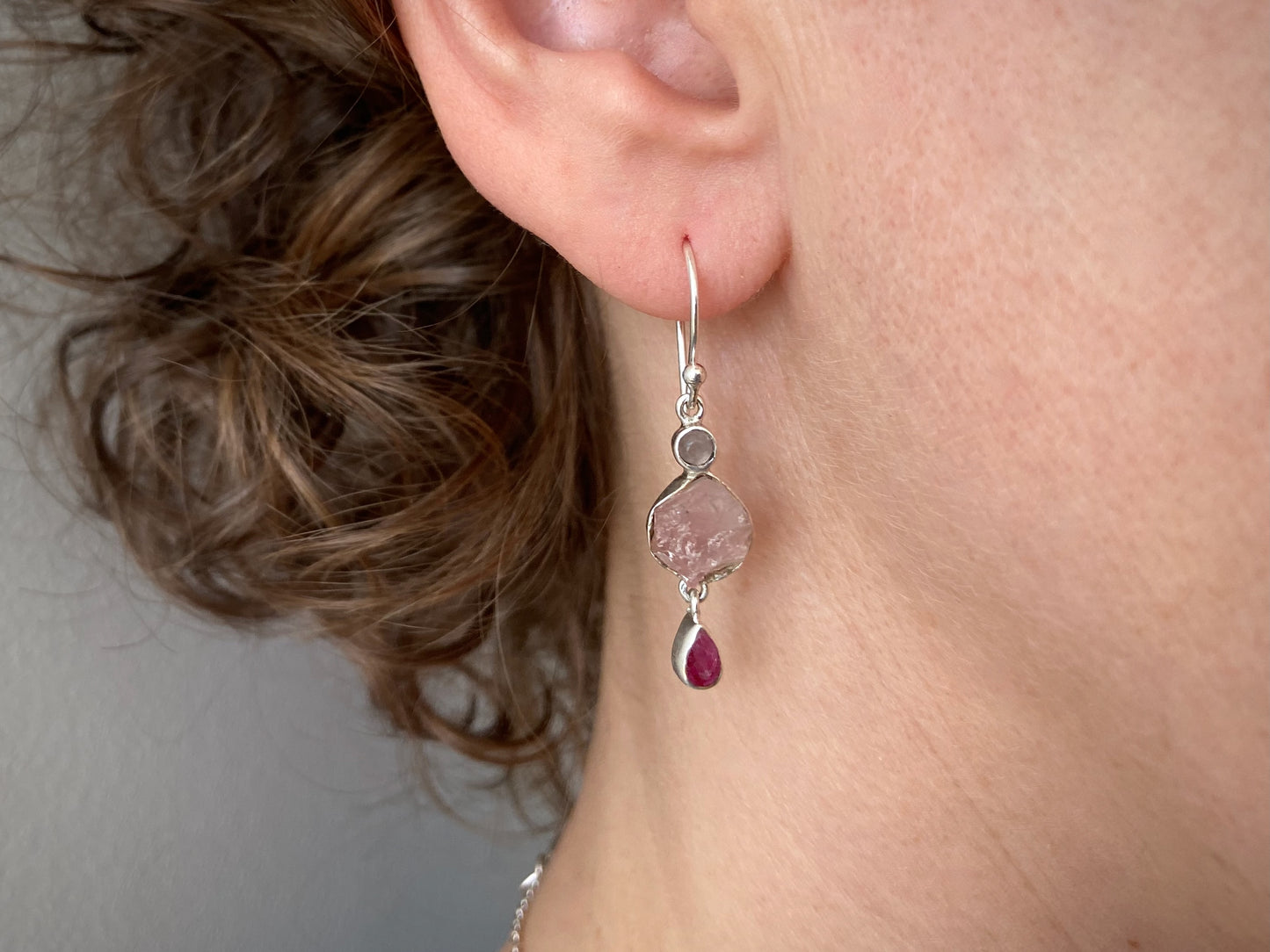 Earrings with raw stone made of silver, rose quartz, ruby