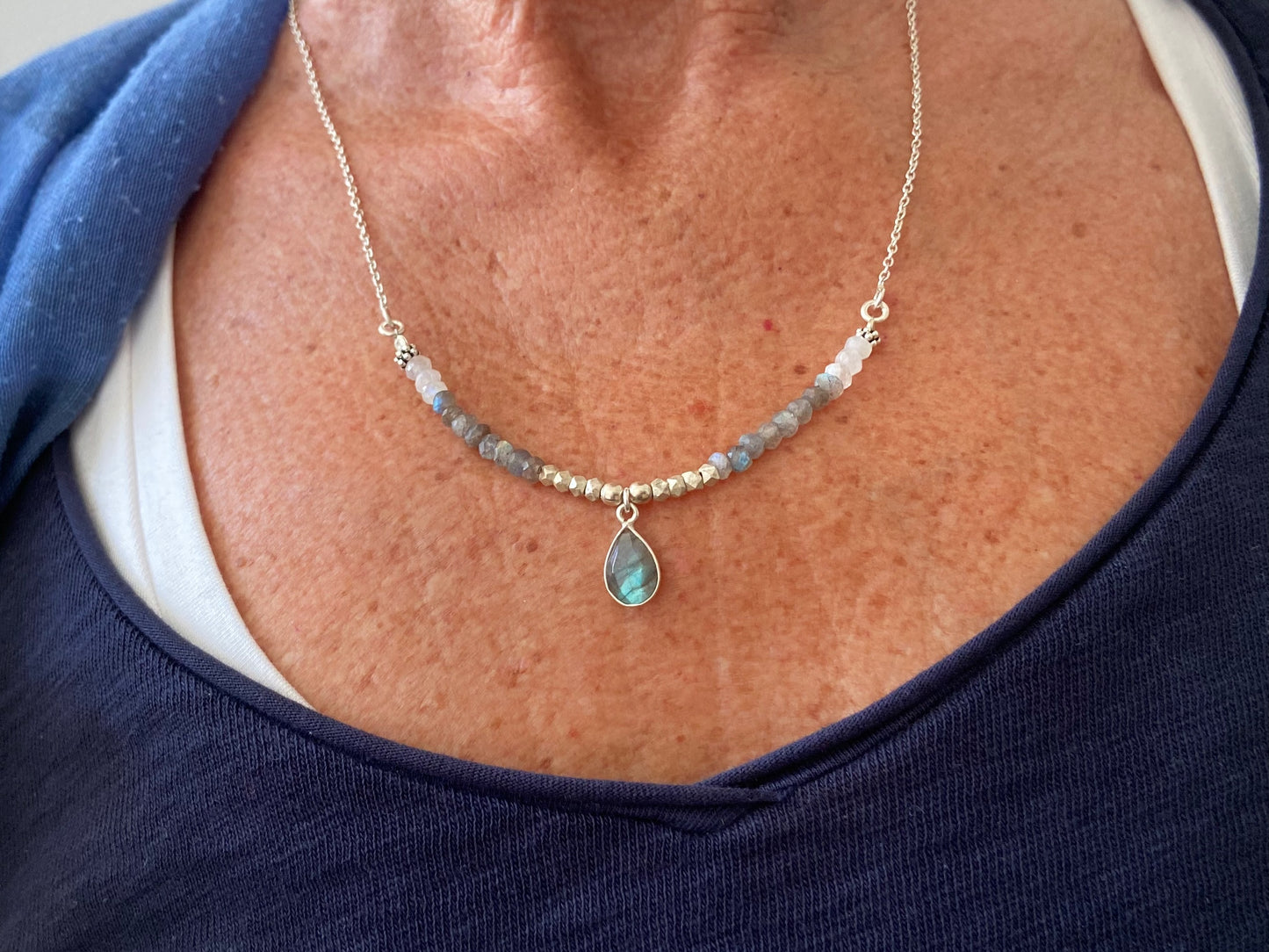 adjustable necklace with teardrop-shaped labradorite stone made of silver