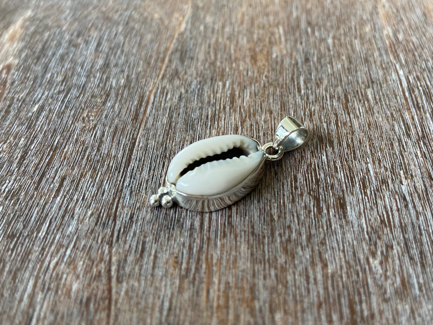 small pendant with shell made of silver