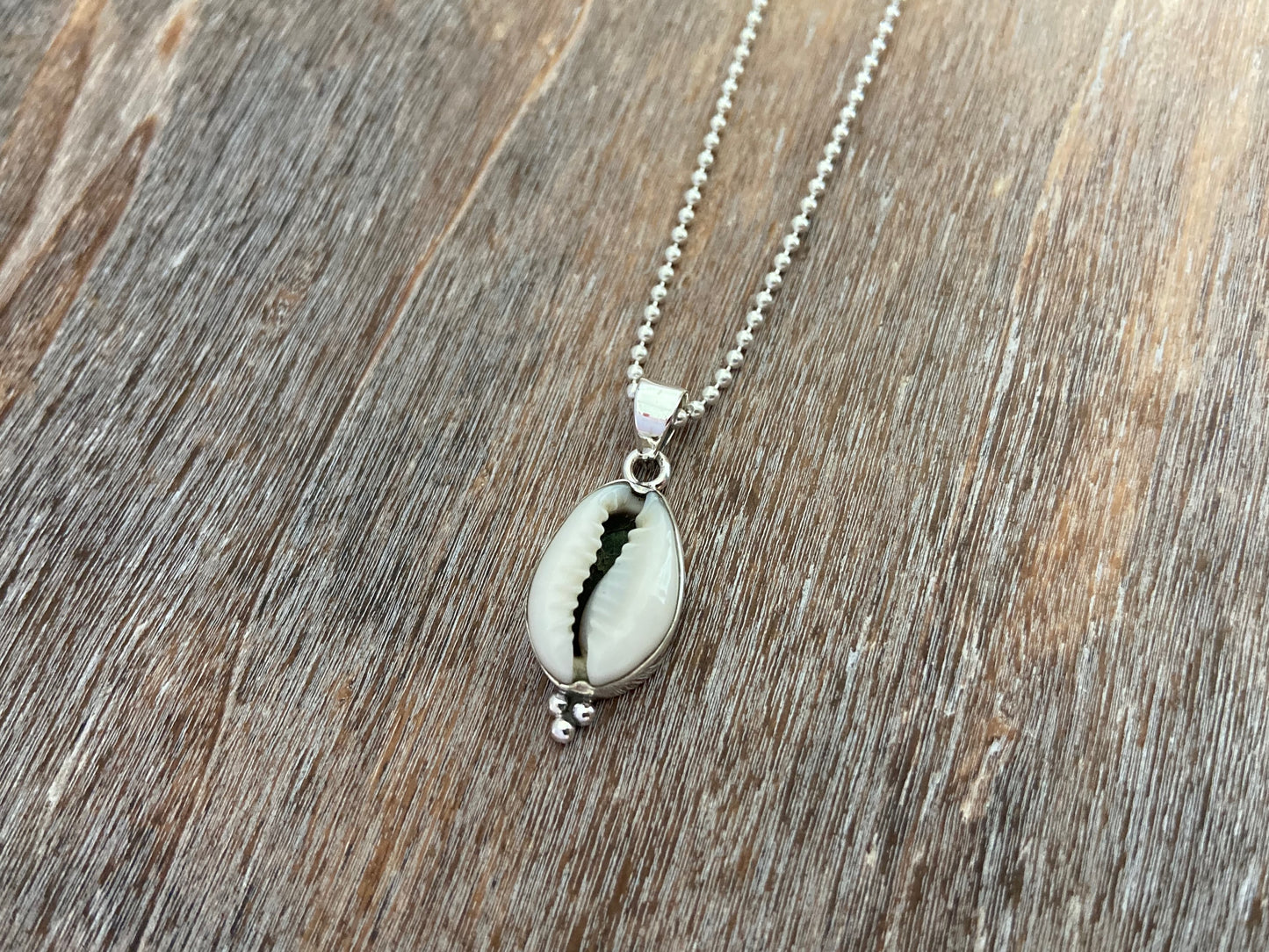 small pendant with shell made of silver