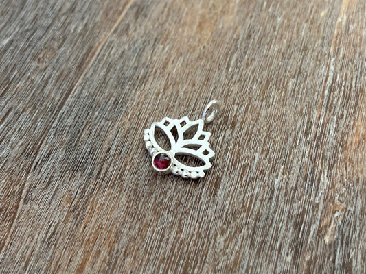 Anhänger Lotusblume mit Granat Stein und Pünktchen aus Silber