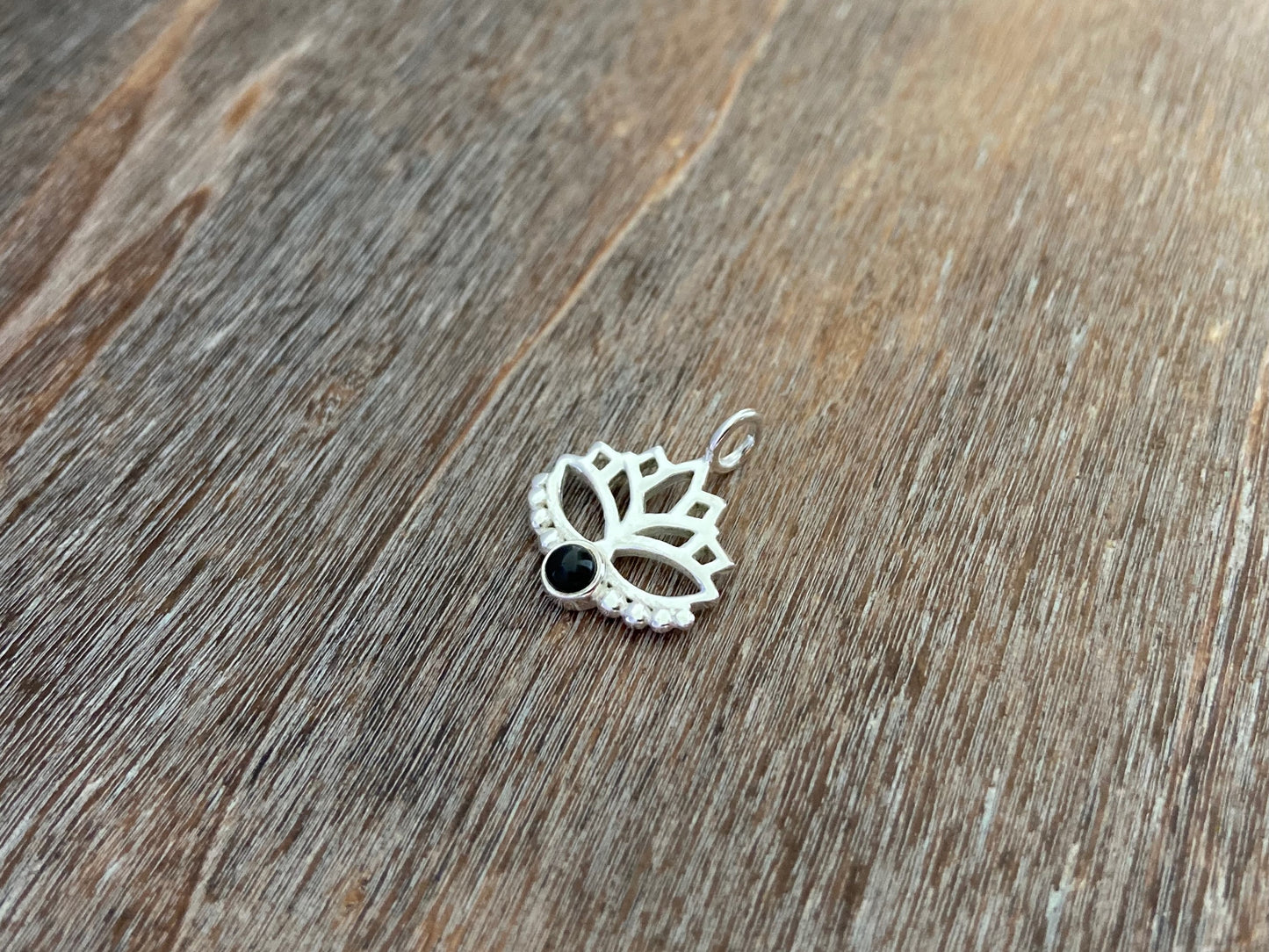 Anhänger Lotusblume mit schwarzem Onyx Stein und Pünktchen aus Silber