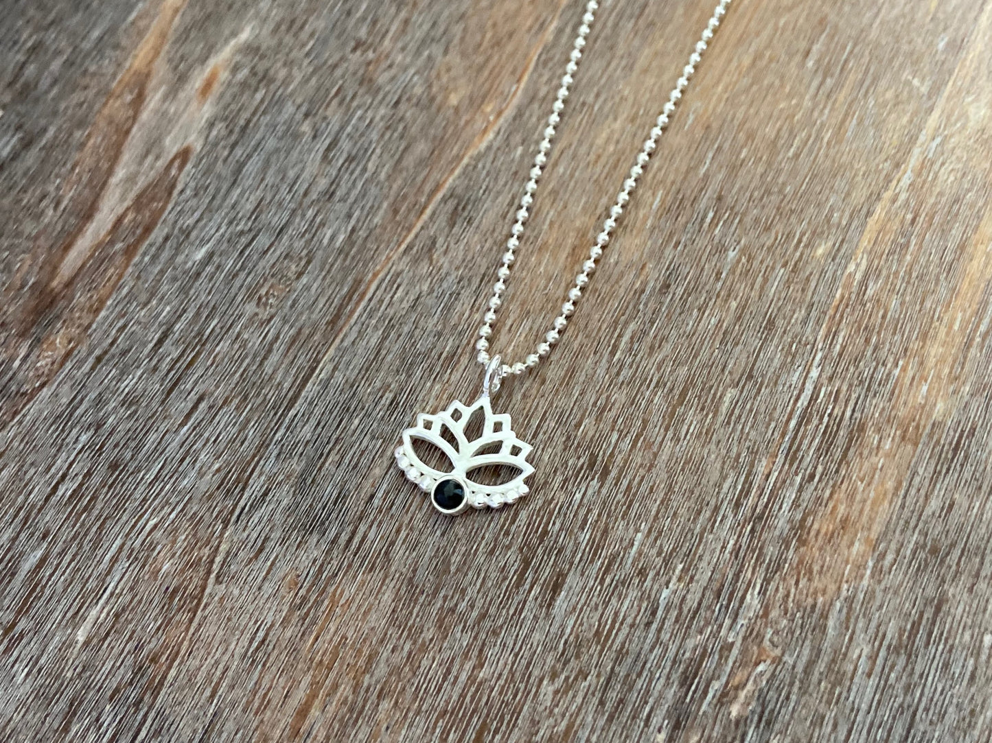 Anhänger Lotusblume mit schwarzem Onyx Stein und Pünktchen aus Silber
