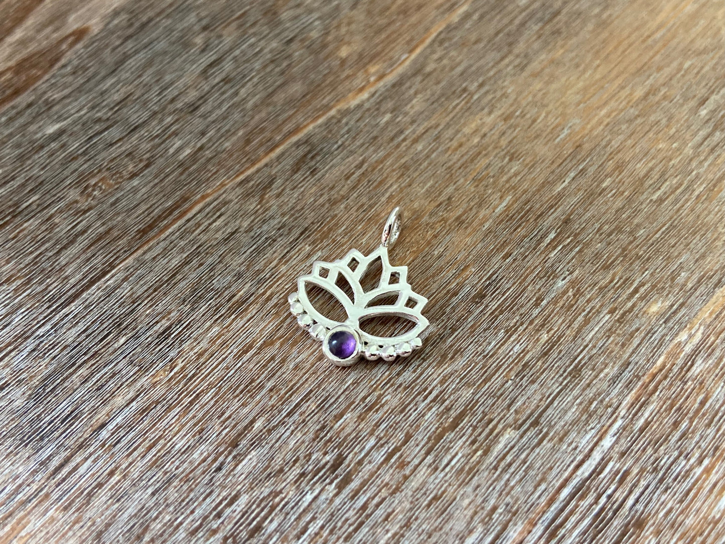 Anhänger Lotusblume mit Amethyst und Pünktchen aus Silber