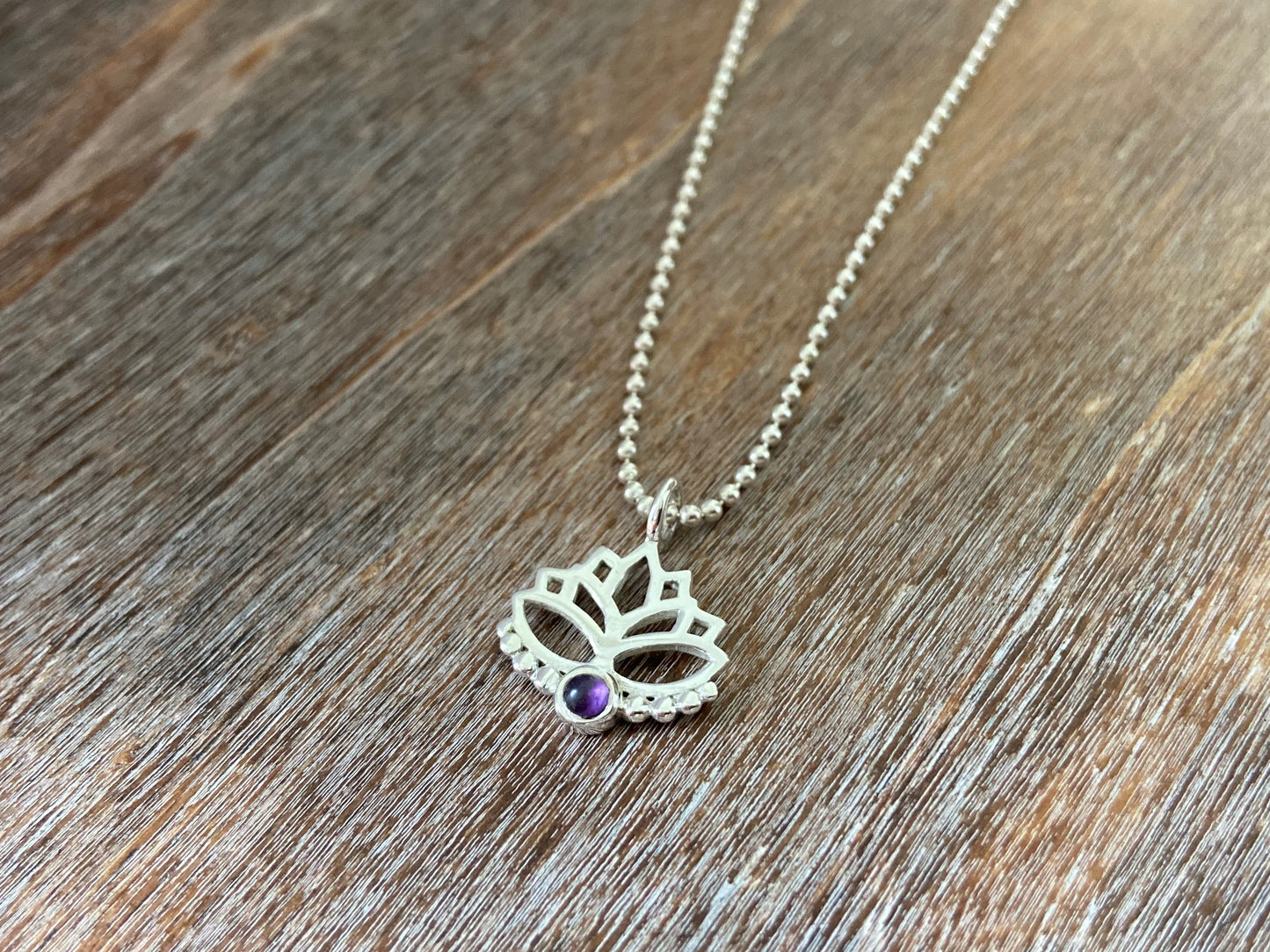 Anhänger Lotusblume mit Amethyst und Pünktchen aus Silber