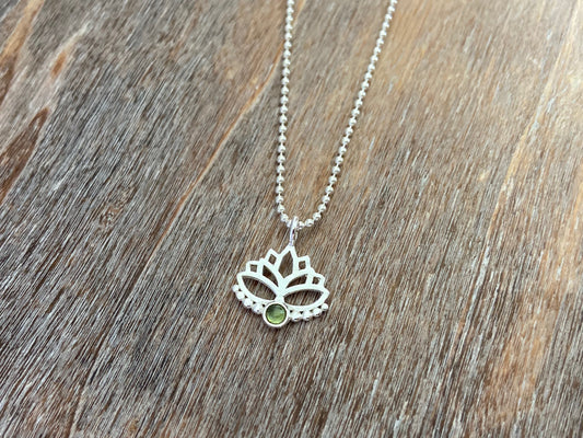 Anhänger Lotusblume mit Peridot Stein und Pünktchen aus Silber