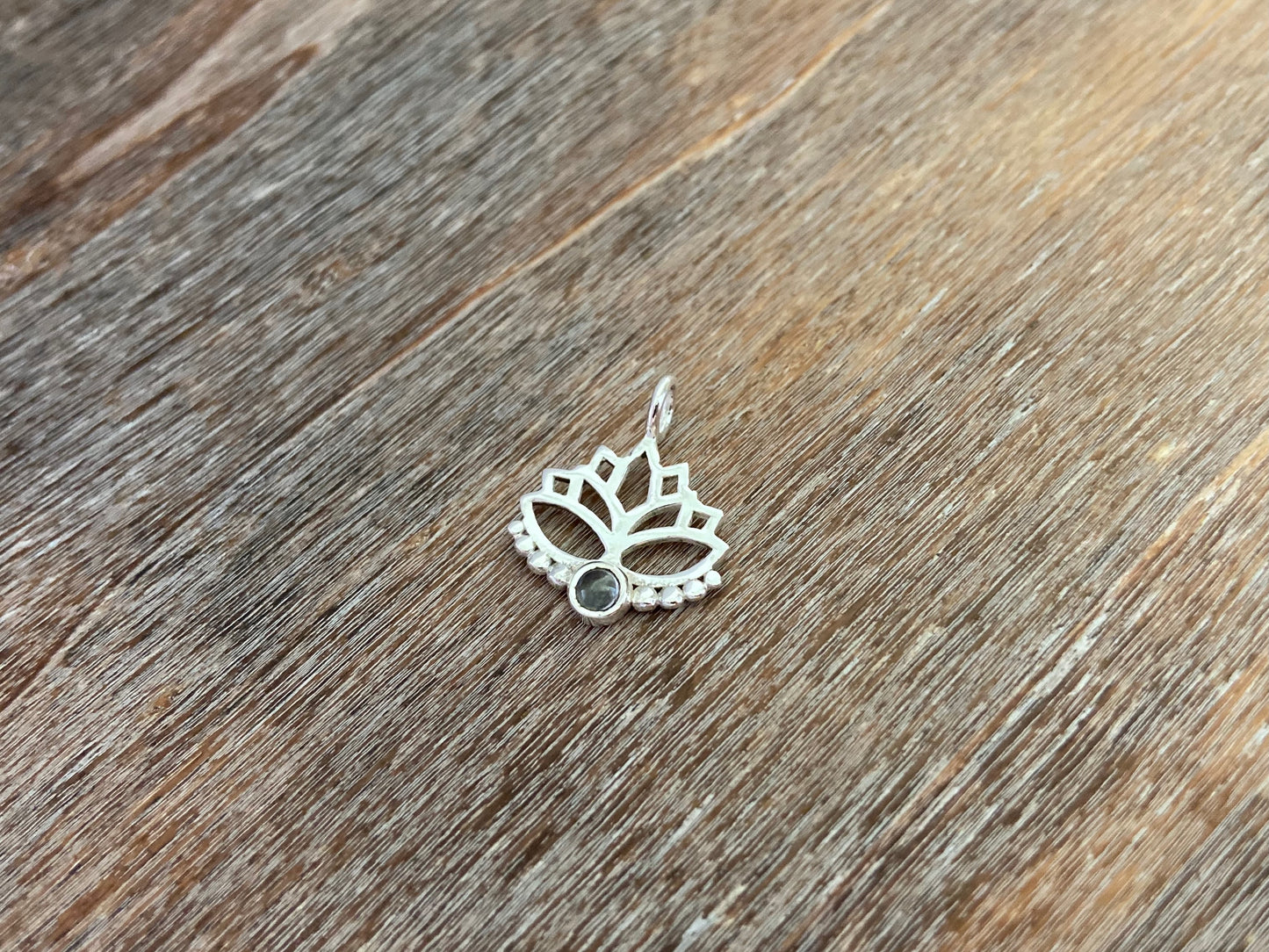 Anhänger Lotusblume mit Peridot Stein und Pünktchen aus Silber