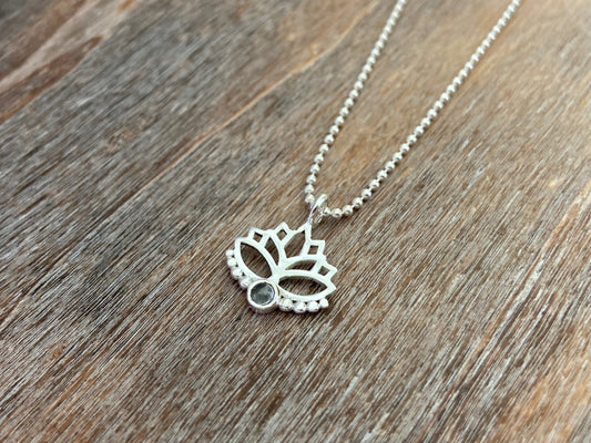 Anhänger Lotusblume mit blauem Topaz Stein und Pünktchen aus Silber