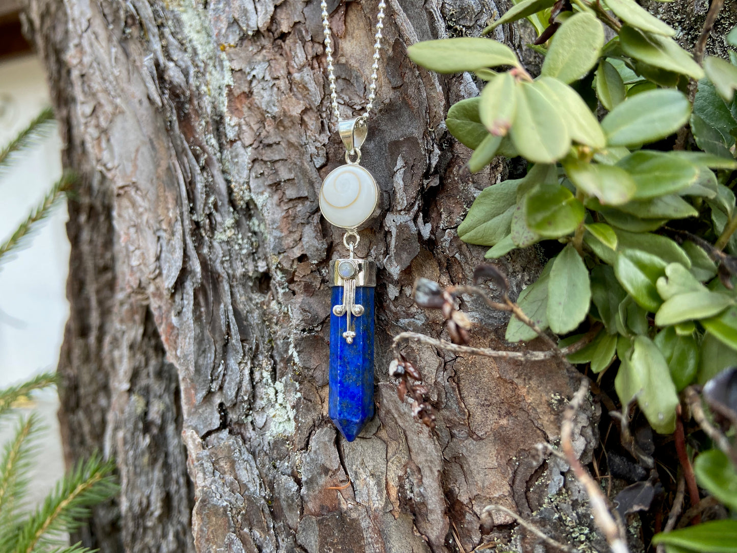Lapis Lazuli pendant with operculum with spirals, dots and small stone, silver